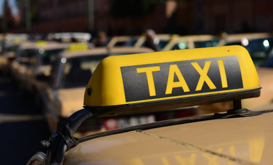 🚖 Taxis à l’aéroport de Marrakech : tarifs, astuces et alternatives économiques