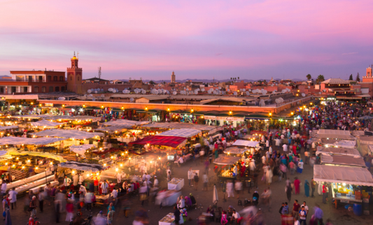 Jemaa El-Fna : Son Histoire, les Pièges à Éviter et les Souvenirs à Y Acheter 🎁💸